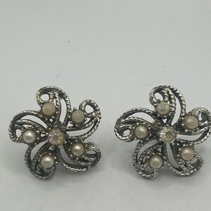 Vtg Silvertone Pinwheel Textured Screwback Faux Pearl Center Rhinestone earrings